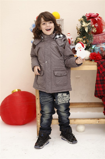 С��B��Ůͯ���׺�ɫ