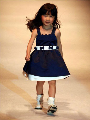 �����Ӻ�ɫ�ɐ۵���ȹ