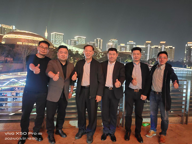 合影.jpg 合影.jpg